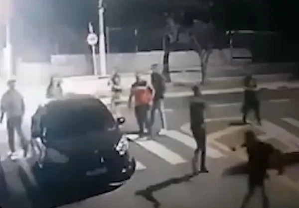 Imagem colorida mostra Policial Militar (PM) morto e a tiros com a própria arma - Metrópoles