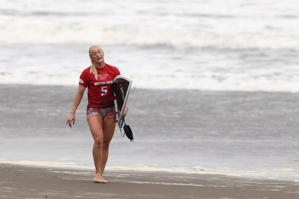 Silvana Lima avança e Tatiana Weston-Webb é eliminada no surfe