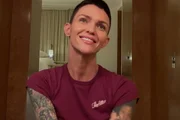 Ruby Rose grava vídeo para o Instagram em um spa