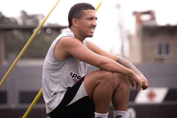 Após nove meses, Mateus Carvalho é liberado e volta aos treinos do Vasco