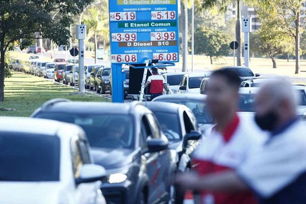 DF: motorista faz fila por gasolina a R$ 3,83 no Dia Livre de Impostos