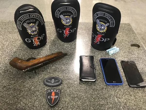 DF: na porta da igreja, ladrões armados levam carro de professora
