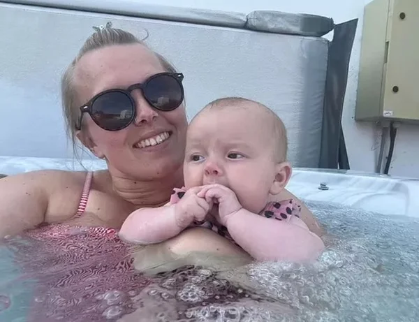Após ver pezinhos de bebê no vaso, mulher descobre que está grávida