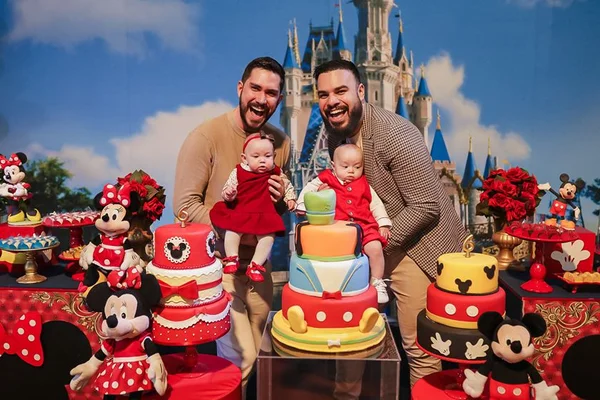 Robert Rosselló e Gustavo Catunda celebram mesversário de Marc e Maya