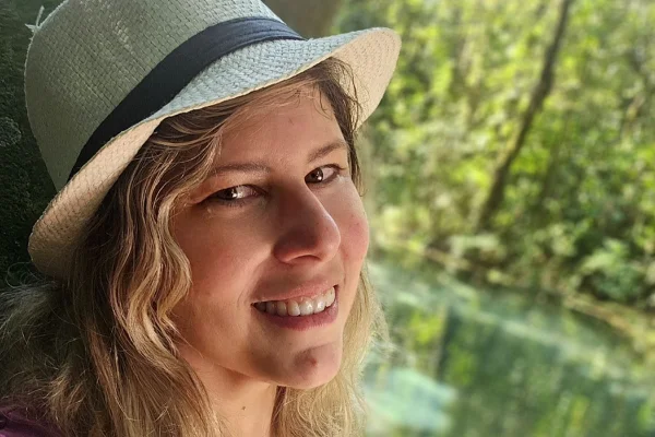 Vanessa Goulartt posa sorridente com um chapéu - Metrópoles