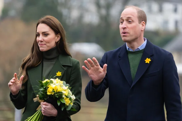 Fotografia colorida. Kate Middleton e príncipe William