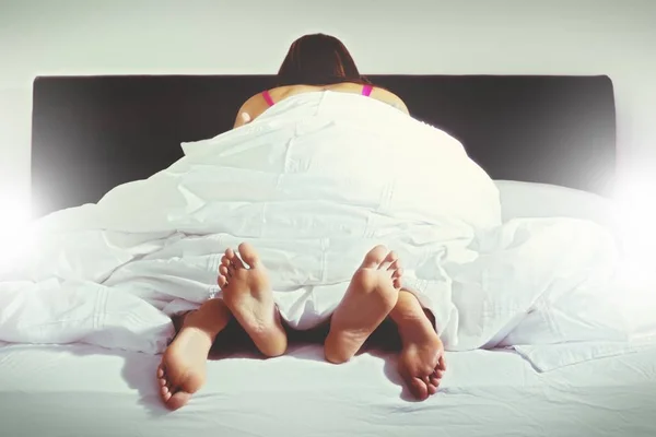 Casal fazendo sexo na cama - Metrópoles