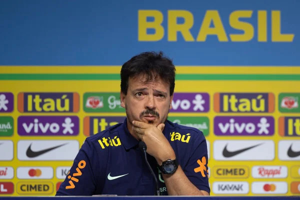 Imagem colorida de Fernando Diniz em entrevista coletiva - Metrópoles
