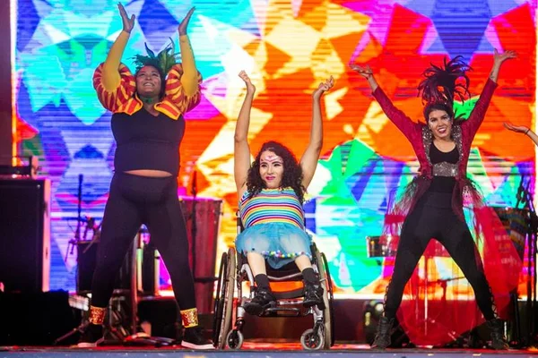 Em apresentação de Anitta, R2 dá show de acessibilidade
