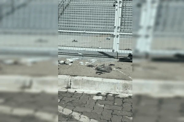 Mulher joga fezes na entrada do Fórum de Águas Claras e ameaça PMs