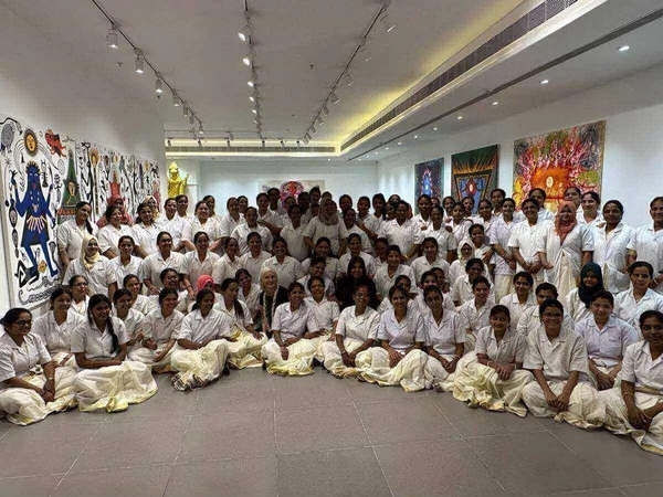 Na imagem com cor, diretora criativa da Dior ao lado de artesãs indianas - Metrópoles