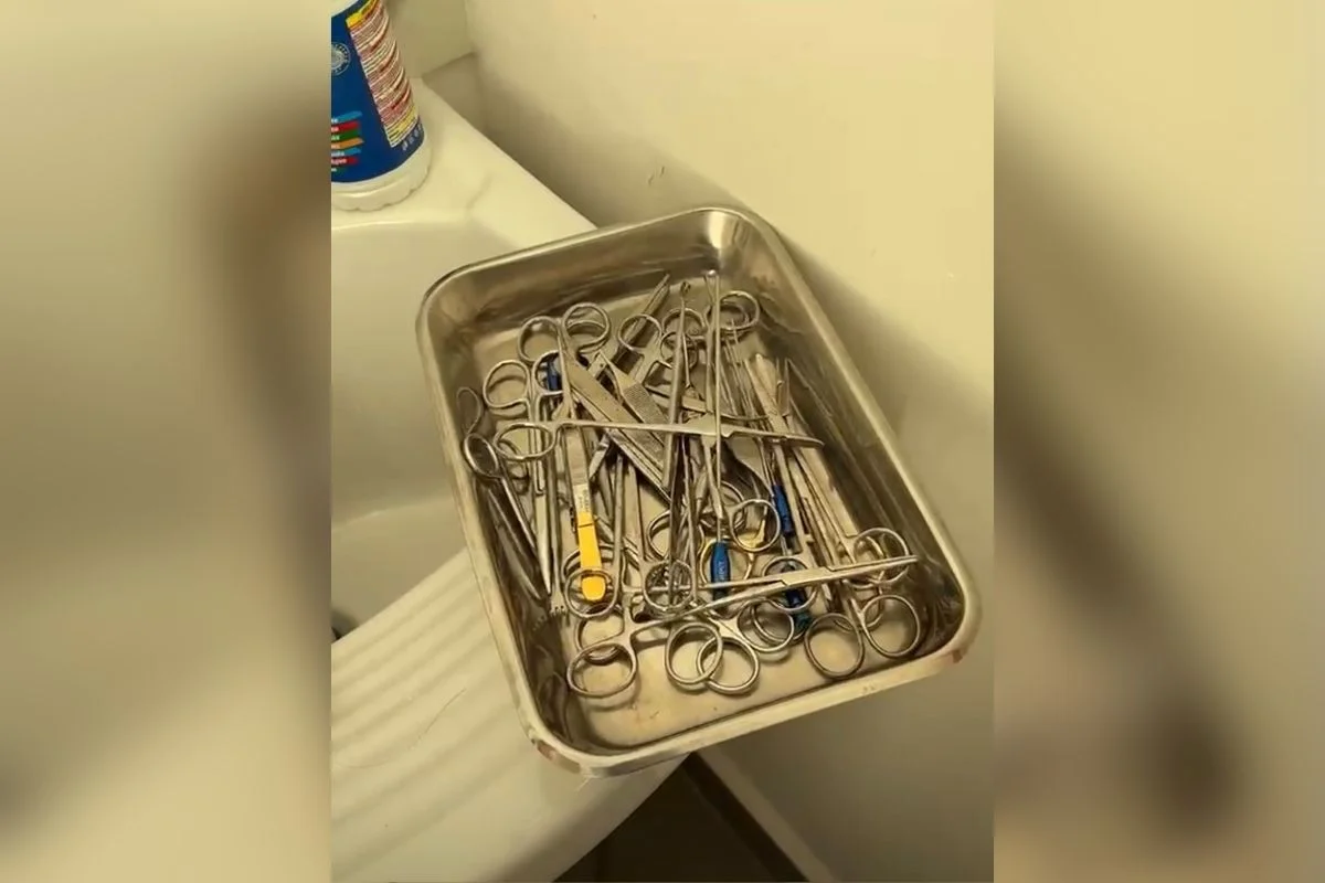 Ferramentas cirúrgicas foram encontradas próximo em depósito dentro de consultório Ferramentas cirúrgicas foram encontradas próximo em depósito dentro de consultório