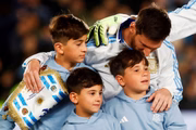 Jogador entrou em campo com os filhos