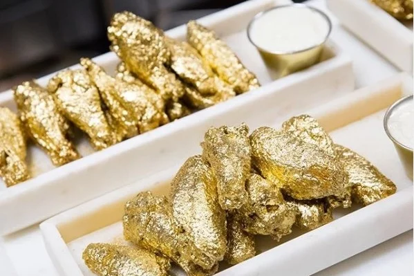 Frango banhado a ouro, ao preço de R$ 4 mil, é sucesso na internet