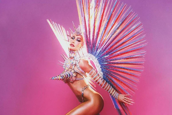 Na imagem com cor, a apresentadora Sabrina Sato - Metrópoles