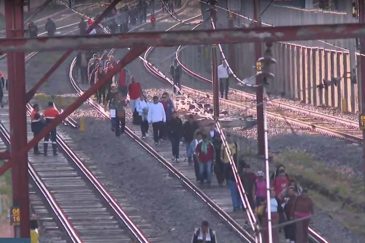 Passageiros andam nos trilhos após falha que interrompeu operação nas linhas 11, 12 e 13 de tren Passageiros andam nos trilhos após falha que interrompeu operação nas linhas 11, 12 e 13 de tren