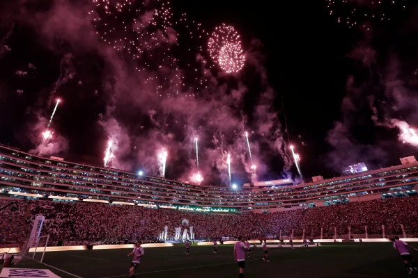 Imagem colorida do Estádio Monumental de Lima