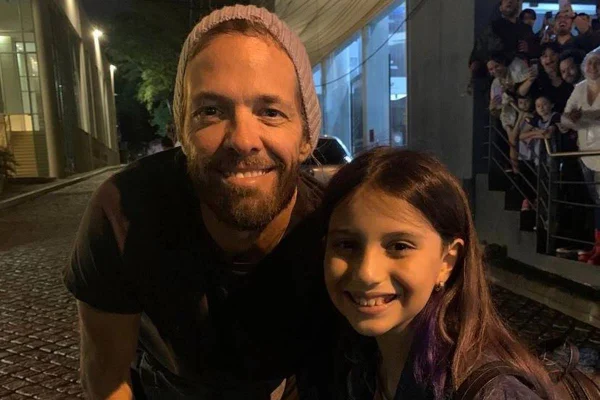 Taylor Hawkins posa ao lado de fã de 9 anos de idade
