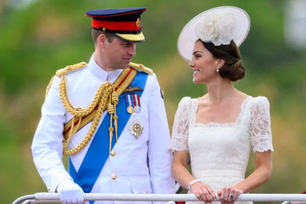 Foto colorida. Príncipe William e Kate Middleton em um carro