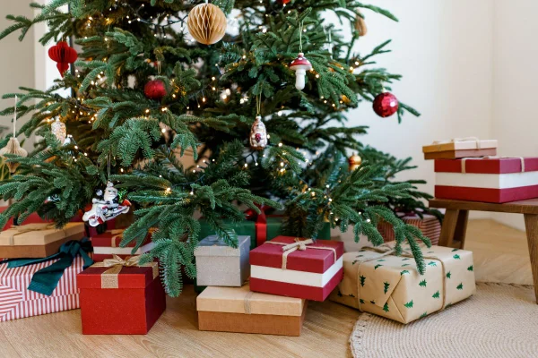 foto colorida presentes na árvore de natal