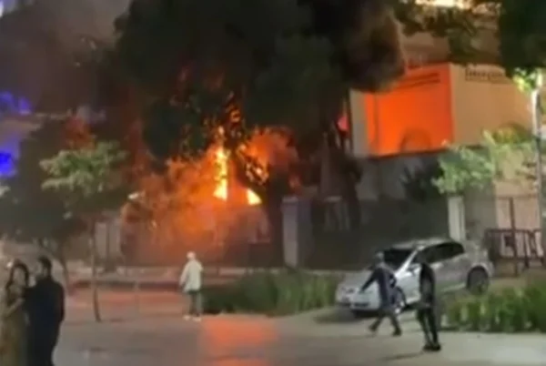 Incêndio atinge histórico Edifício Touring, no centro do Rio