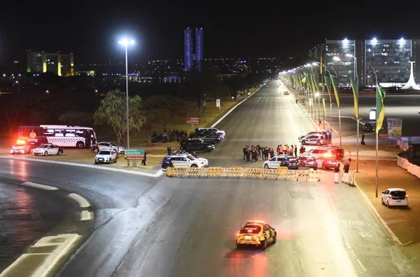 Caminhoneiros tentam entrar na Esplanada e PMDF antecipa bloqueio