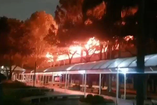 Image colorida de chamas durante incêndio na PUC-RS