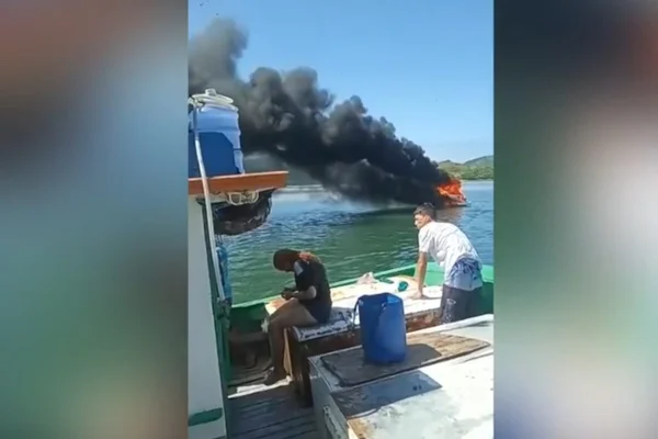 Vídeo. Tripulantes pulam na água para escapar de fogo em lancha no Rio