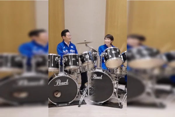 Imagem colorida da premier do Japão e presidente sul-coreano tocam bateria em encontro oficial