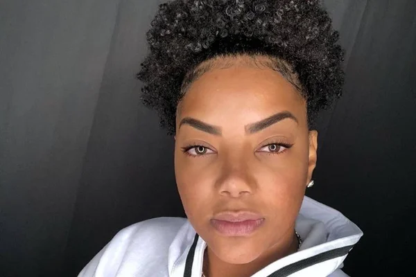 Ludmilla posta foto e comemora crescimento dos cabelos naturais