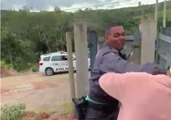 Defesa de idosa que levou soco de PM quer investigação de tortura