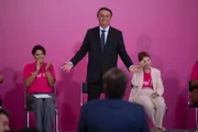 A primeira-dama Michelle Bolsonaro, o presidente Jair Bolsonaro e a ex-ministra Tereza Cristina em cerimônia no Palácio do Planalto A primeira-dama Michelle Bolsonaro, o presidente Jair Bolsonaro e a ex-ministra Tereza Cristina em cerimônia no Palácio do Planalto