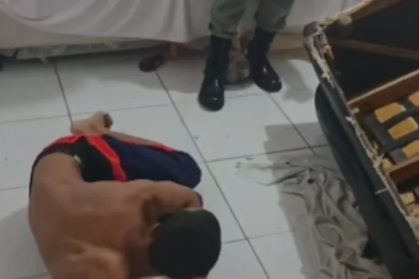 Imagem colorida, Vídeo: suspeito se esconde sob sofá após furto de celular com a mulher - Metrópoles