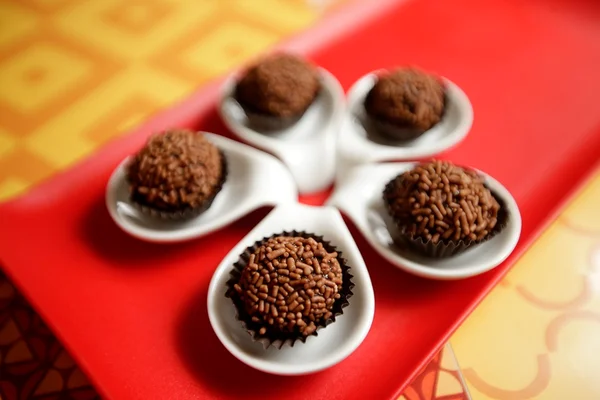 Inove na sobremesa com o delicioso brigadeiro de chocolate com hortelã