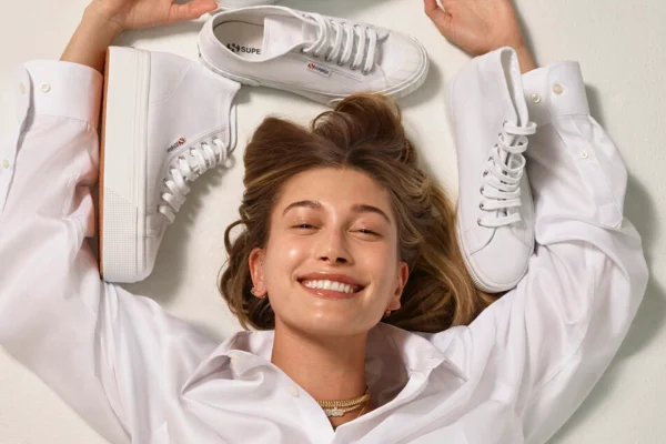 Hailey Bieber para Superga