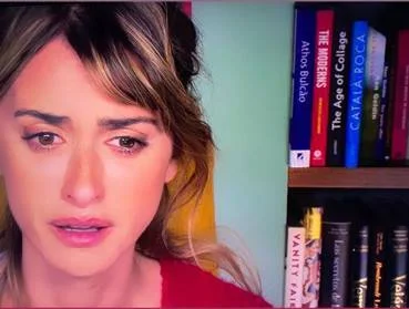 Atriz Penélope Cruz com estante de livros ao fundo e um deles é da Fundação Athos Bulcão (Fundathos)