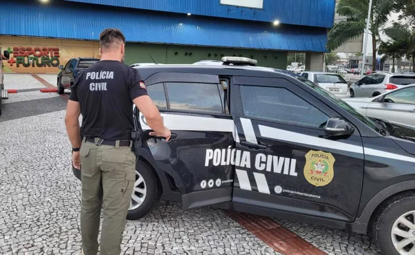 Policial ao lado de uma viatura - Metrópoles