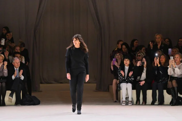 Na passarela de moda, a estilista Virignie Viard, diretora criativa da Chanel - Metrópoles