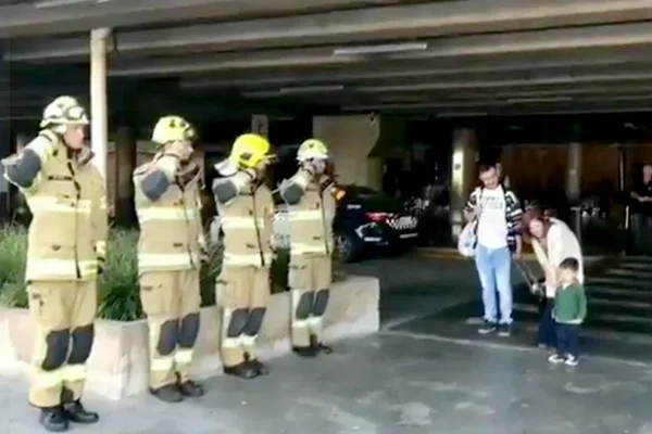 Menino chamado de “problemático” ganha festa com Damares e Bolsonaro