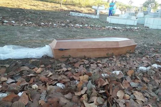Caixão de vítima da Covid-19 é jogado em cemitério e gera revolta nas redes