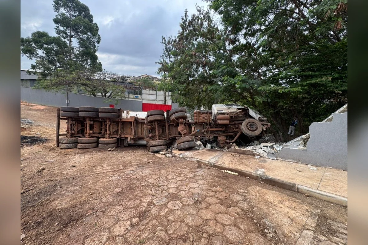Uma carreta carregada com 28 toneladas de minério perdeu os freios e colidiu com oito carros de passeio na tarde desta quinta-feira (27/8) Uma carreta carregada com 28 toneladas de minério perdeu os freios e colidiu com oito carros de passeio na tarde desta quinta-feira (27/8)