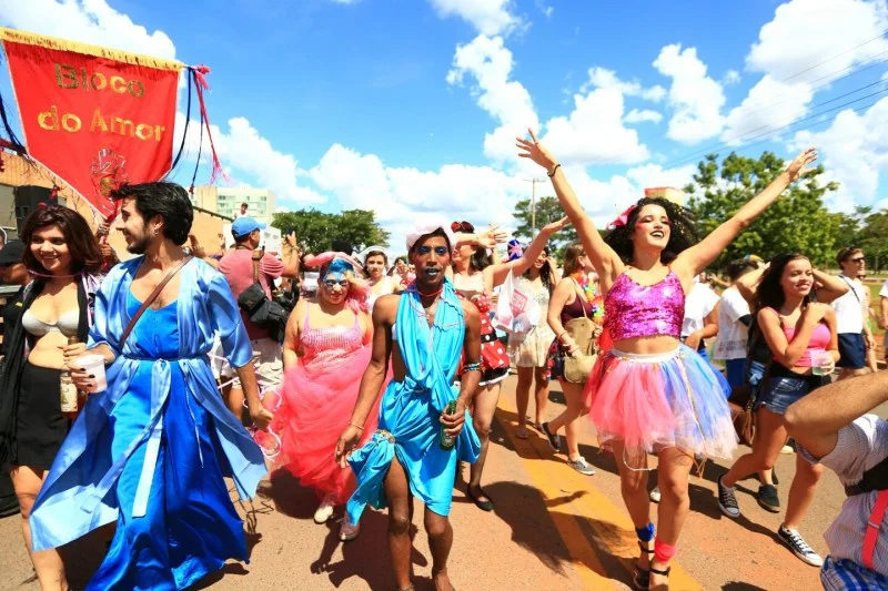 Foliões tomam as ruas de Brasília no segundo dia de carnaval - imagem 1 Foliões tomam as ruas de Brasília no segundo dia de carnaval - imagem 1