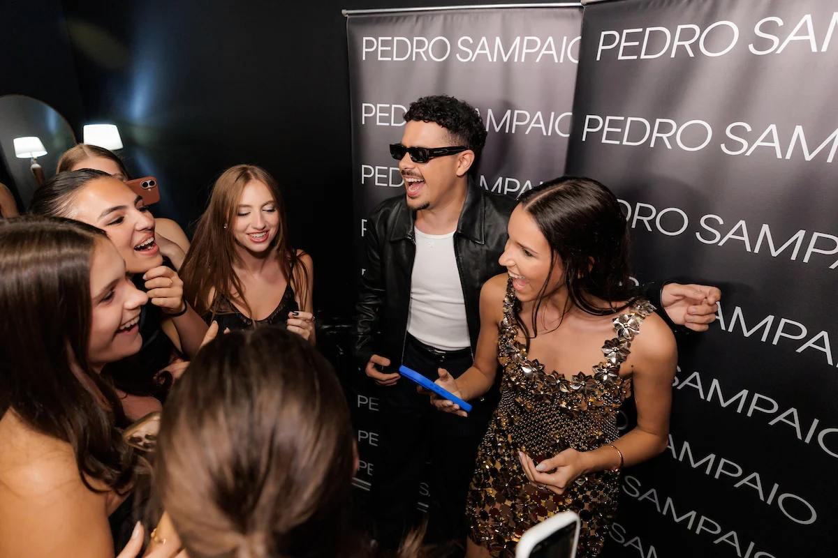 Marita e amigas fazem meet and greet com o DJ Pedro Sampaio Marita e amigas fazem meet and greet com o DJ Pedro Sampaio