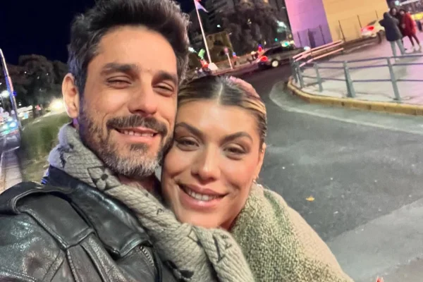 Os ex-BBBs Franciele e Diego Grossi posam juntos e sorridentes - Metrópoles