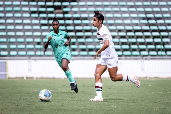 Atletas disputam a bola no jogo entre Fluminense e Minas Brasília