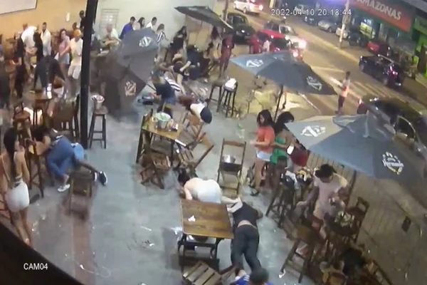 Momento de confusão em bar onde homem foi morto a tiros. É possível ver movimentação ns mesas próximas a pista na cidade de Contagem, Minas Gerais - Metrópoles