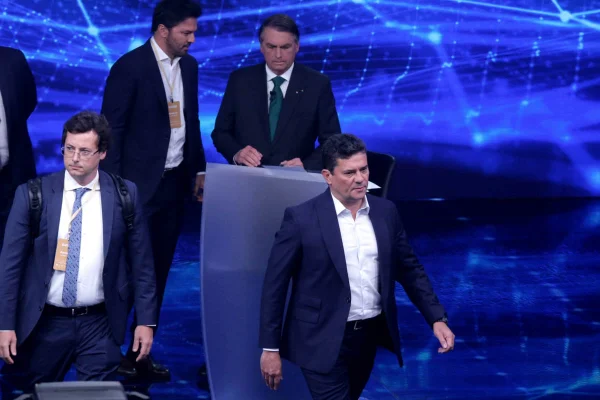 Sergio moro conversa com bolsonaro durante debate band eleições 2022