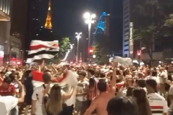 São-paulinos “invadem” metrô e comemoram título inédito na Paulista