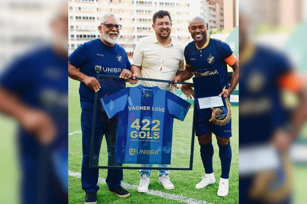 Vagner Love foi homenageado em sua última partida na carreira