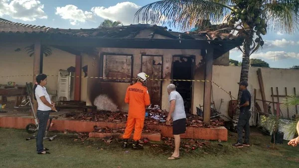 Casa em Vicente Pires pega fogo e assusta moradores. Confira vídeo